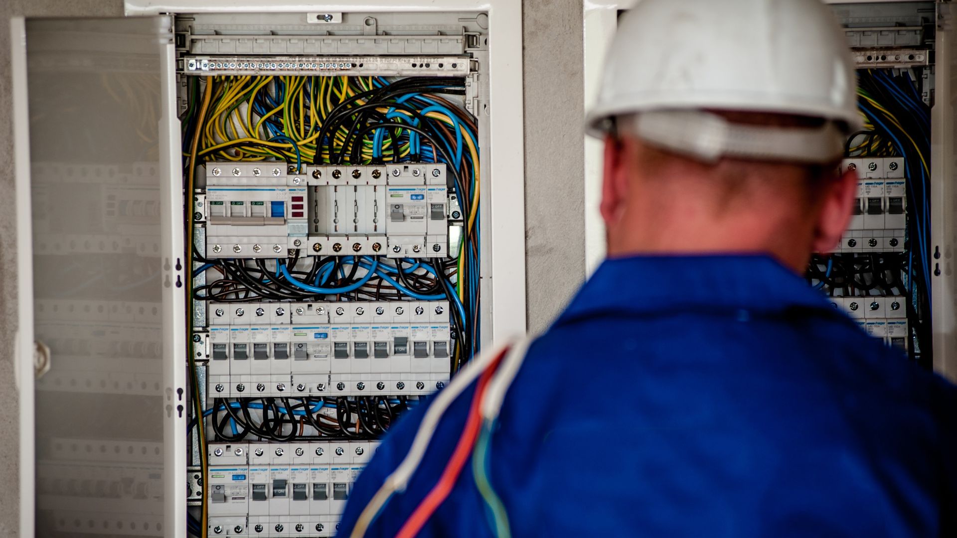 Benefits of Hiring an Industrial Electrical Contractor in Manitoba